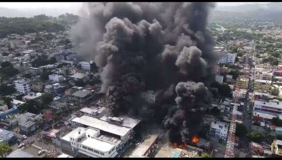Más de dos decenas de unidades de rescate acudieron a la localidad de San Cristóbal, en el sur de República Dominicana, en donde este lunes se registró una explosión. (Foto: Captura de video)