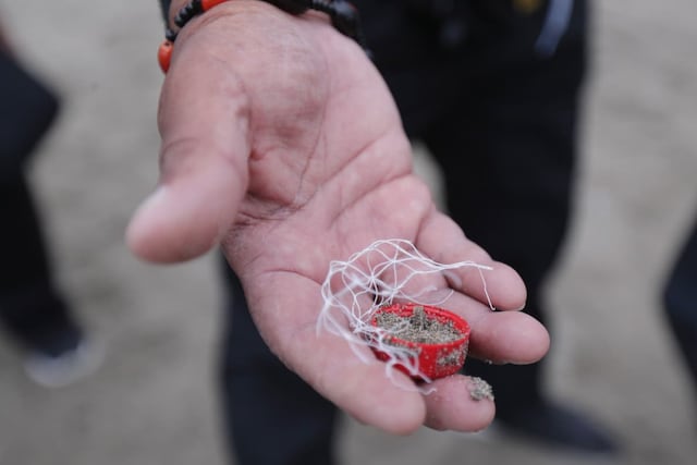 Restos de plástico y otros residuos en la playa Agua Dulce, donde se llevan a cabo trabajos de limpieza entre voluntarios y personal de la Municipalidad de Chorrillos, el 15 de febrero de 2026. (Foto: Julio Reaño/@photo.gec)