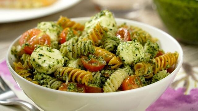 La deliciosa y nutritiva ensalada de pasta con pesto al estilo caprese | VIDEO