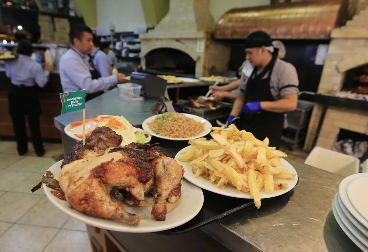 Diversos restaurantes de pollo a la brasa ofrecieron sus ofertas a las familias peruanas que recorrían el jirón de la Unión durante este 28 de julio | Foto: Cesar Bueno @photo.gec
