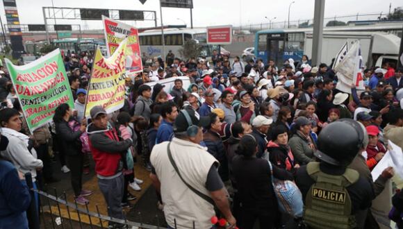 Vecinos de Pachacámac se movilizaron hacia el centro de Lima para pedir al Gobierno que declare el estado de emergencia en ese distrito | Foto: Alessandro Currarino / @photo.gec