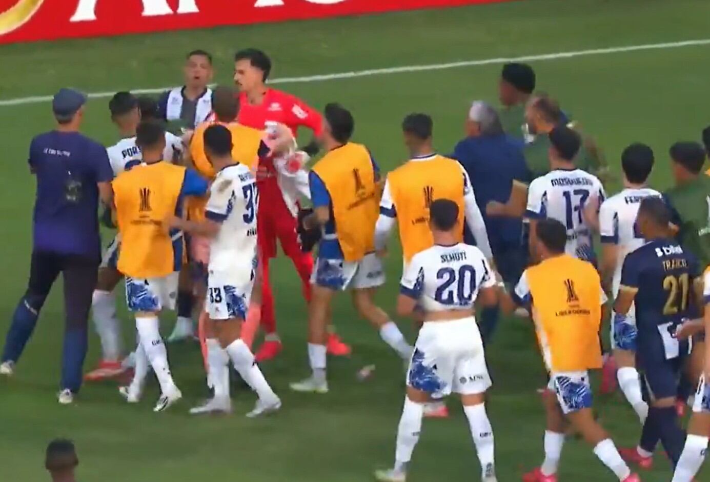 El árbitro había pitado el final de la primera mitad del partido cuando los jugadores de ambos clubes protagonizaron un conato de bronca.