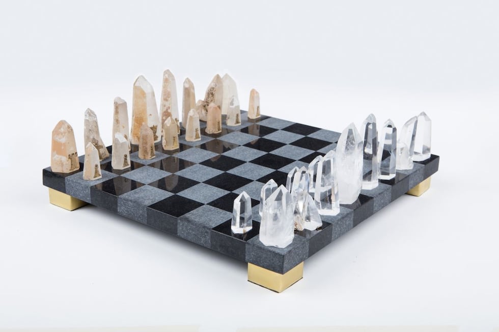 Juego de colección. Una pieza única hecha con cristales de cuarzo 100% naturales, provenientes de Cerro de Pasco y Pisco. Cada cuarzo tiene una forma particular que lo distingue como pieza del ajedrez (rey, reina, alfil, caballo, torre y peón). Disponible en tienda física y vía web en amaminerali.com. (Foto: Amaminerali)