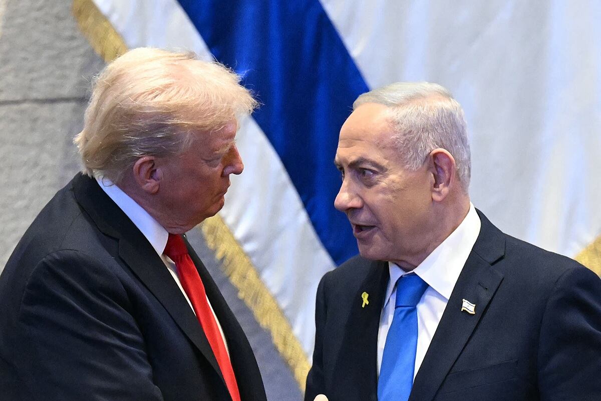 El presidente de Estados Unidos, Donald Trump, pide que se indulte al primer ministro israelí, Benjamin Netanyahu, por sus causas judiciales abiertas en Israel. (SAUL LOEB / POOL / AFP)