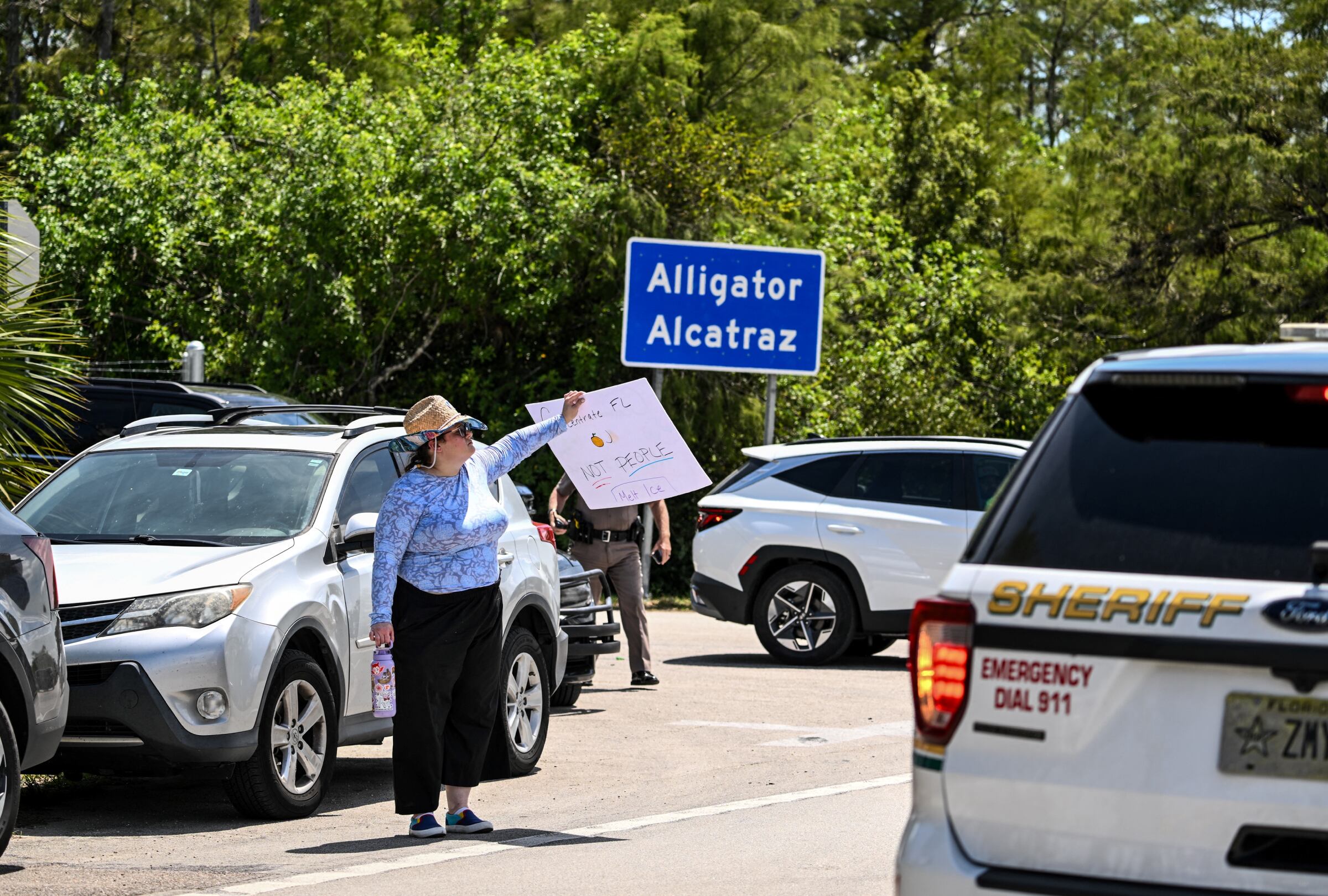 MIAMI, FLORIDA (EE.UU.), 07/08/2025.- Familias de los migrantes detenidos denuncian que hay jaulas con hasta 32 personas por celda, enfrentando falta de agua potable, comida podrida, baños no funcionales, calor extremo e insectos . Foto de CHANDAN KHANNA para AFP