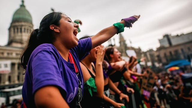 Miles de mujeres argentinas marcharon por el 8M y protestaron contra las medidas antifeministas de Milei 