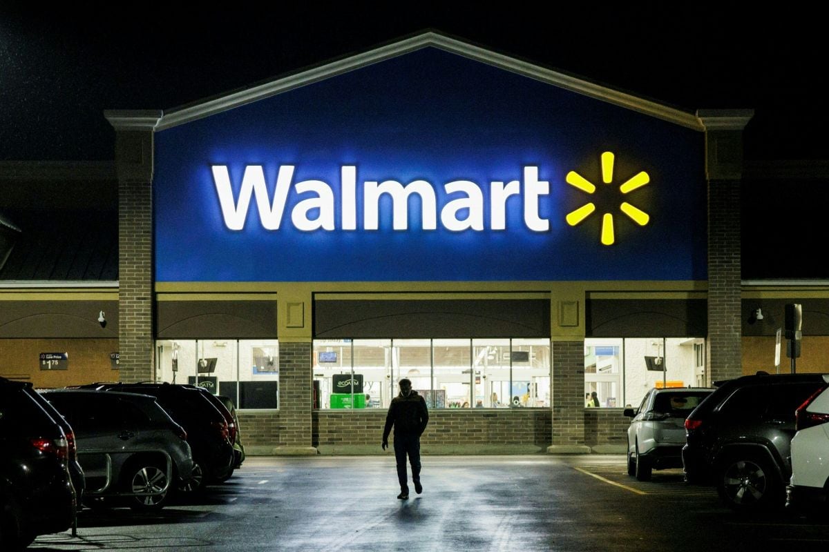 Un comprador saliendo de una de las tiendas de Walmart en noviembre de 2022 (Foto: Samuel Corum / AFP)