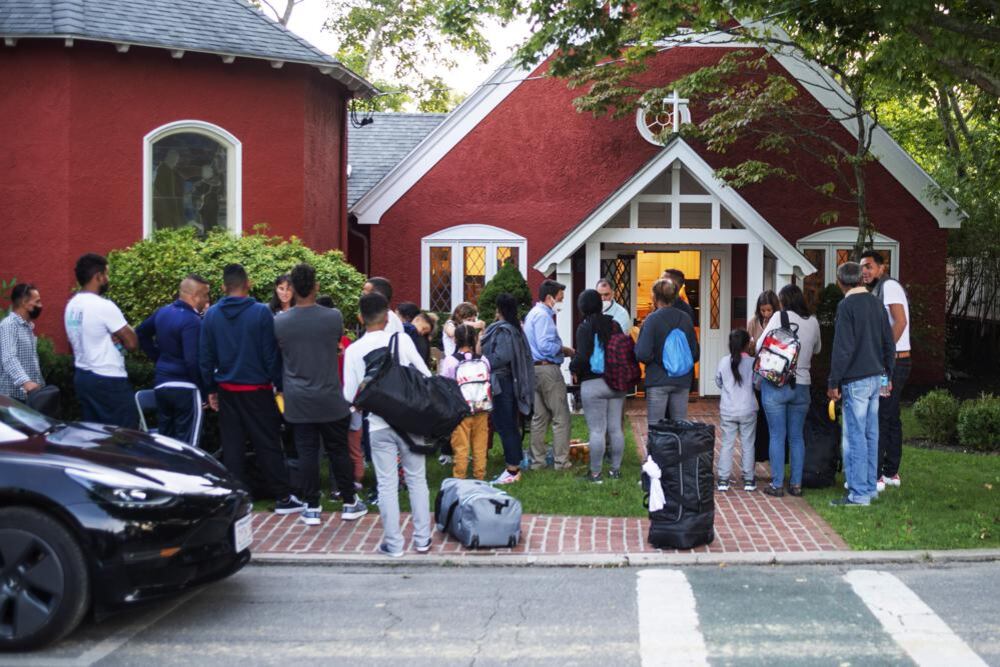 Los migrantes se reúnen con sus pertenencias frente a la Iglesia Episcopal de St. Andrews, en Martha's Vineyard, Massachusetts. (Ray Ewing/Vineyard Gazette vía AP).