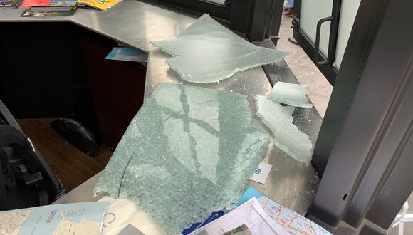La caída de una lámina de vidrio del nuevo módulo de información turística de la Municipalidad de Lima dejó lesiones en la cabeza a una joven. (Foto: @limantigua / X)