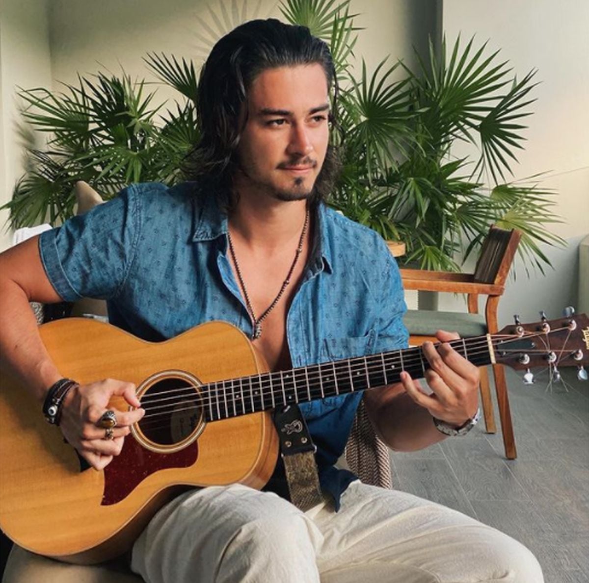 Al actor le encanta tocar la guitarra, pues su otra pasión es la música (Foto: Manuel Masalva / Instagram)