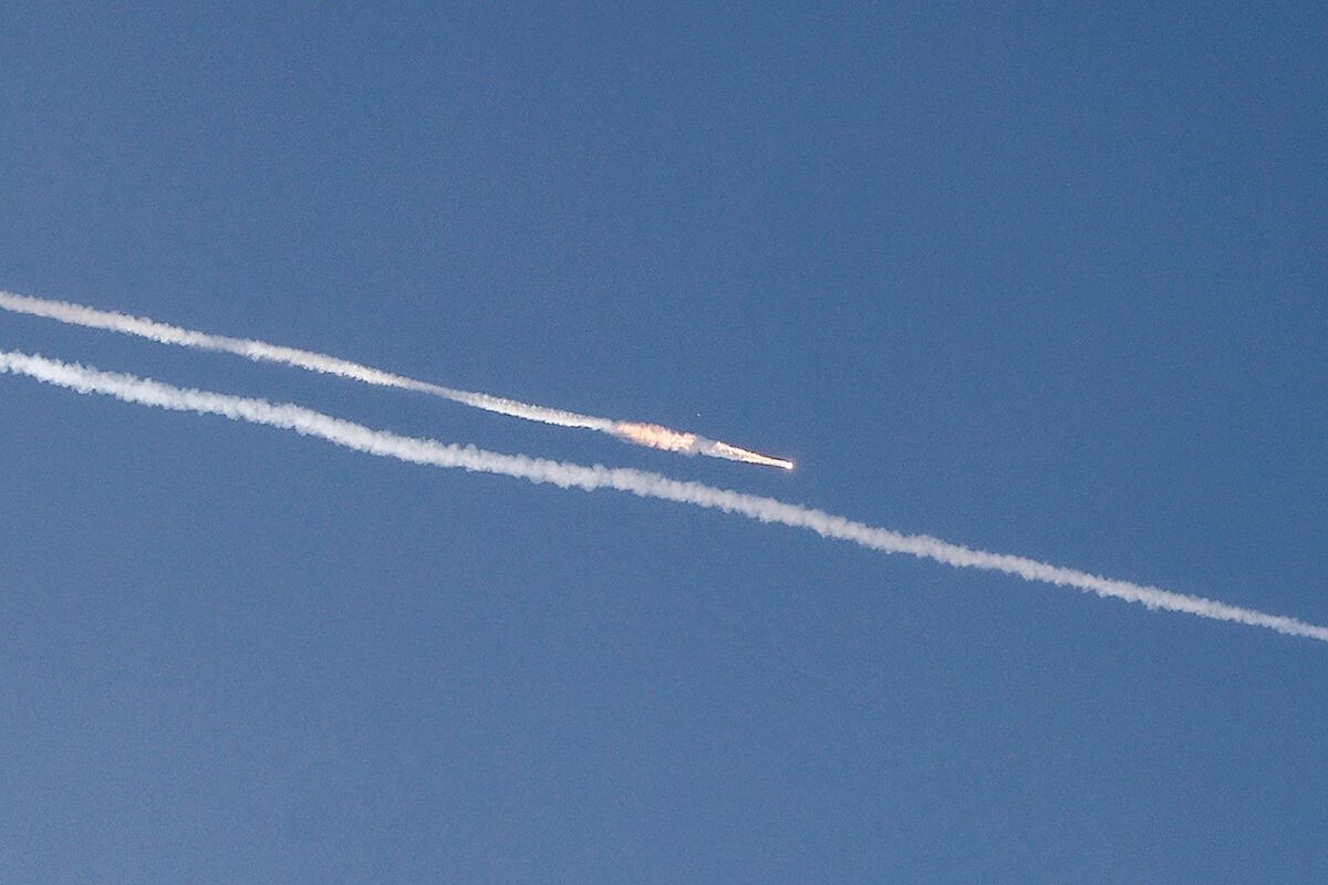 Rastros de cohetes en el cielo sobre la ciudad costera israelí de Netanya en medio de un nuevo aluvión de ataques con misiles iraníes, el 24 de junio de 2025. (Foto de JACK GUEZ / AFP)