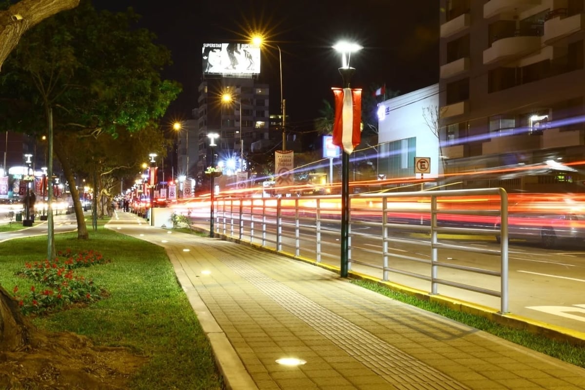 Se incorporaron elementos de accesibilidad como baldosas podotáctiles, luminarias y bancas. (Foto: Difusión)