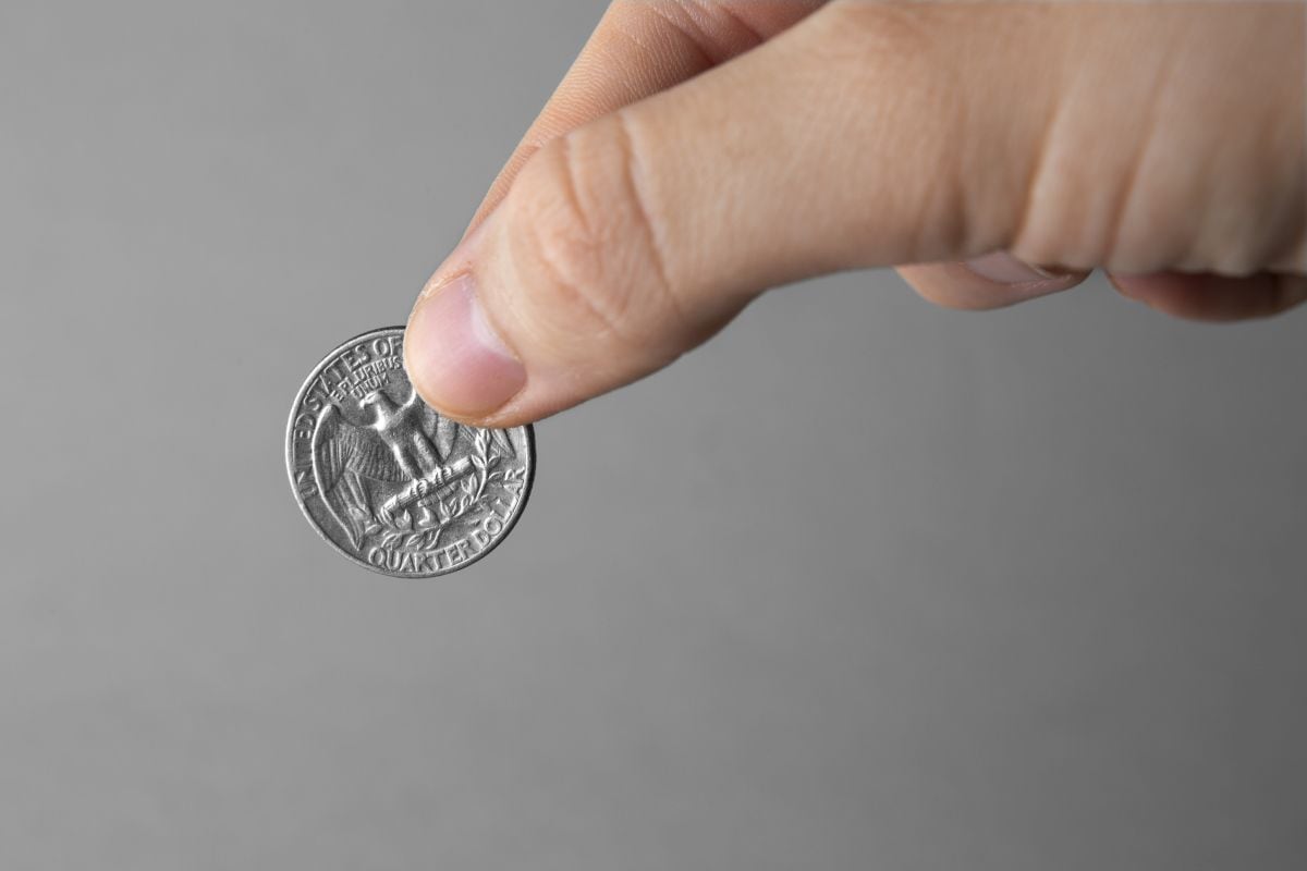 La imagen de una moneda cogida con la yema de los dedos. (Foto: Freepik)