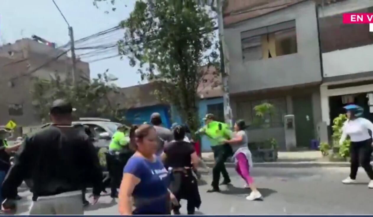 Incidente en Ate: patrullero de la PNP impacta a dos ciudadanos en medio de protestas. (Foto: Captura de pantalla / Canal N)