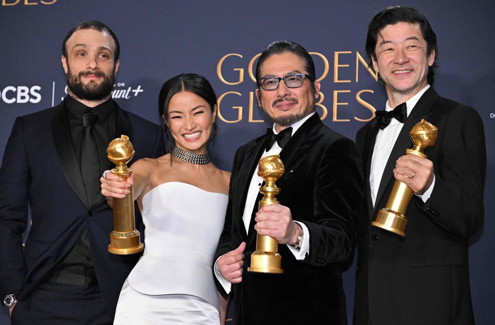 De izquierda a derecha: Cosmo Jarvis, Tadanobu Asano, Hiroyuki Sanada y Anna Sawai, del elenco de "Shogun", la serie más premiada del Globo de Oro 2025. (Photo by Robyn BECK / AFP)
