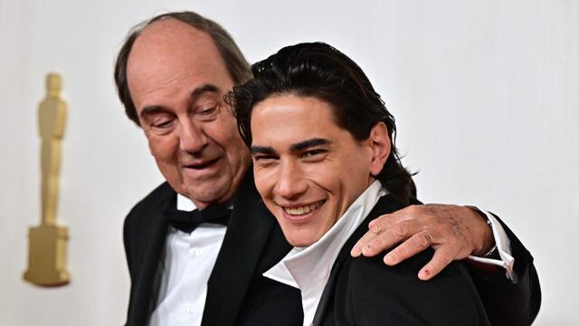 Enzo Vogrincic enamoró a su paso por la alfombra roja de los Oscars 2024 | FOTOS