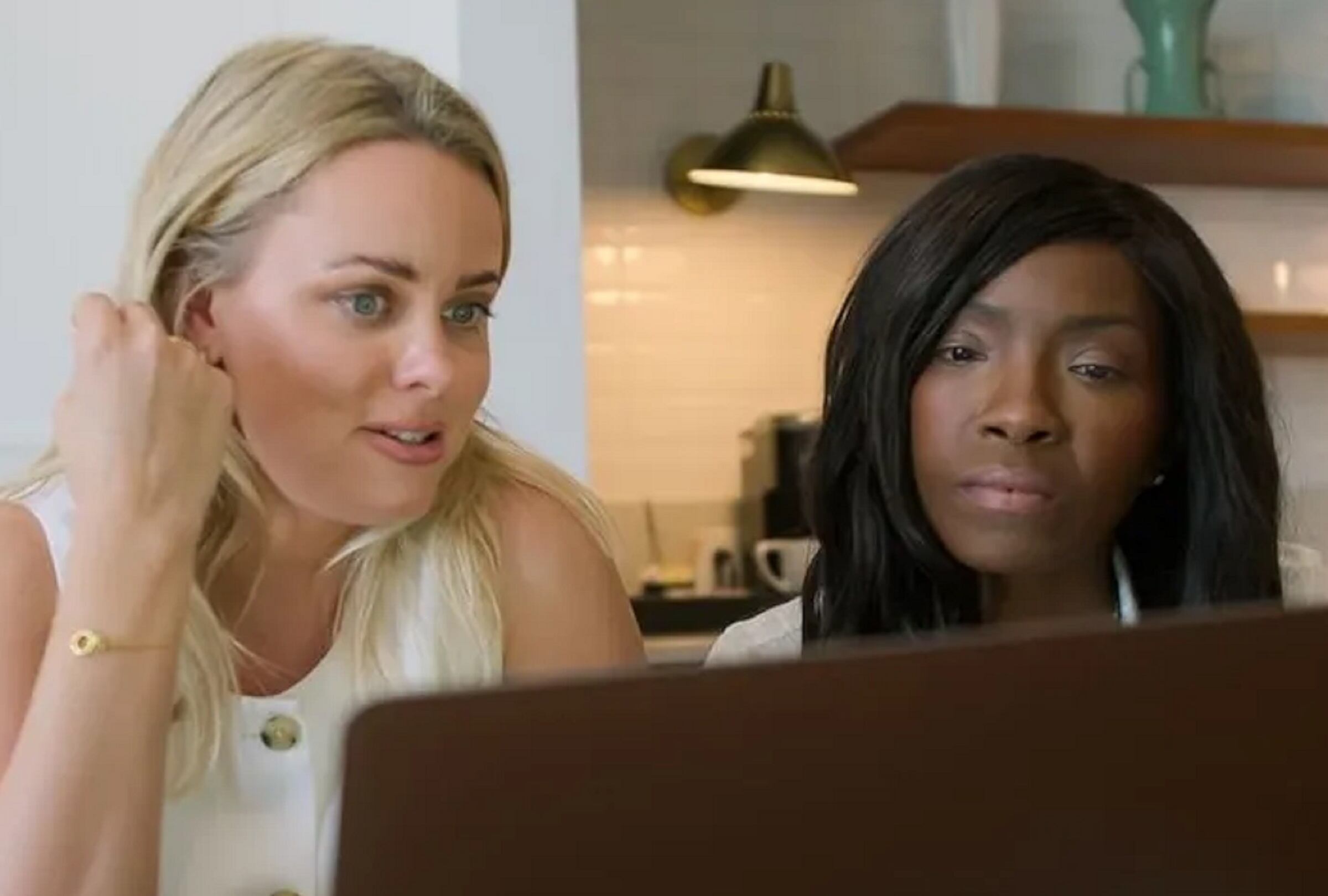 Cecilie Fjellhøy de "The Tinder Swindler" y la investigadora privada Brianne Joseph trabajan juntas en el reality "Falso amor y venganza" (Foto: Netflix)