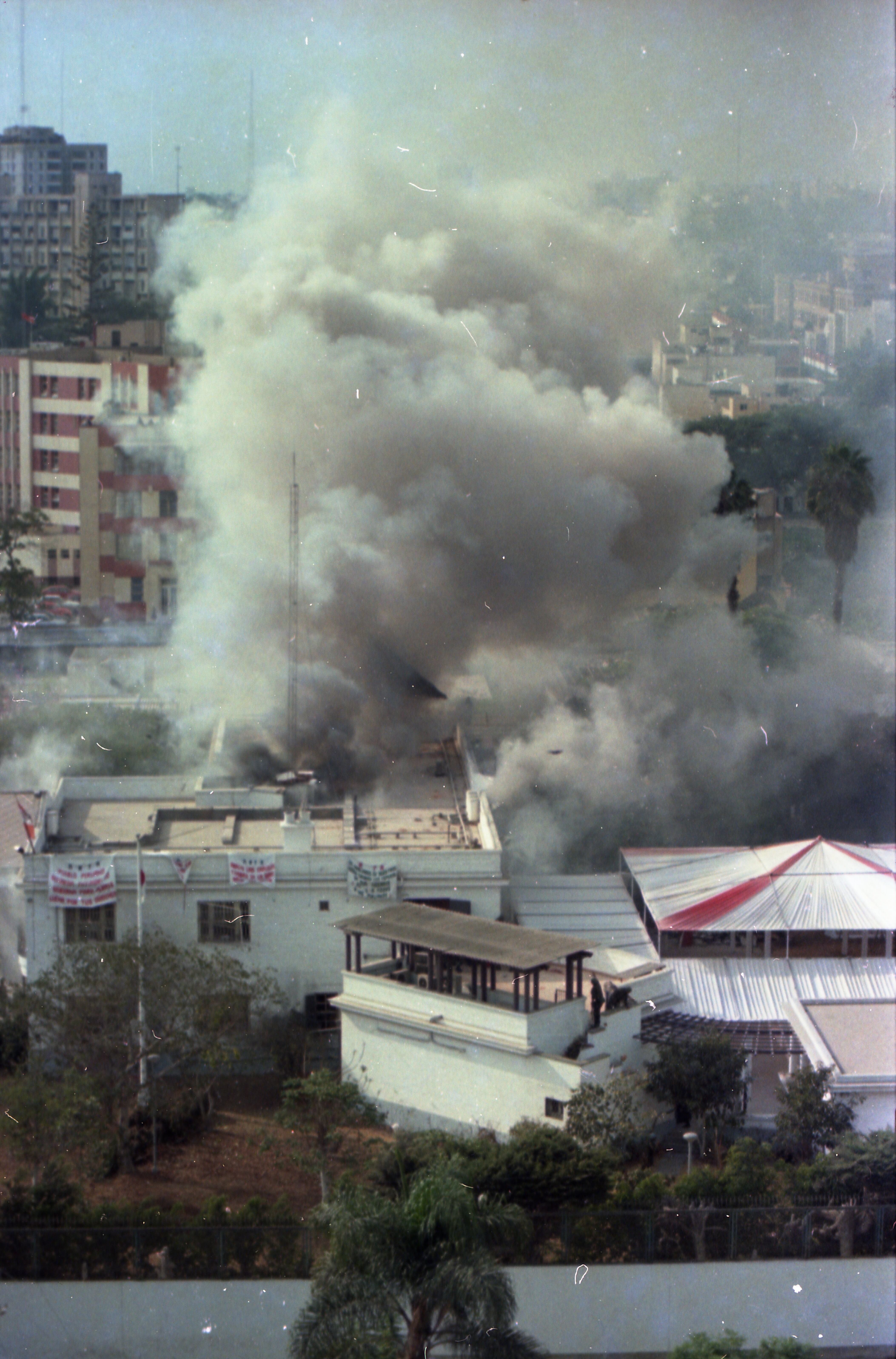 LIMA, 22 DE ABRIL DE 1997
TOMA DE LA EMBAJADA DE JAPON. MIEMBROS DEL EJERCITO PERUANO RESCATAN A LOS REHENES DE LA EMBAJADA DURANTE LA OPERACION CHAVIN DE HUANTAR. VISTA PANORAMICA DE LA RESDIENCIA.
FOTO: INES MENACHO / EL COMERCIO