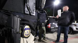 ¿Cuáles son los tipos de delitos que el ICE considera para deportar inmigrantes?