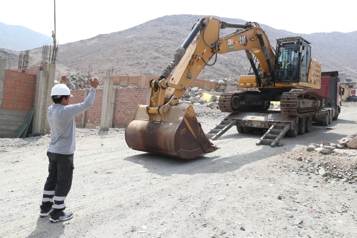 Maquinaria pesada del Ministerio Vivienda se encuentra realizando trabajos de limpieza y descolmatación en las quebradas California y Huampaní I, en el distrito de Lurigancho-Chosica. (Foto: PCM)
