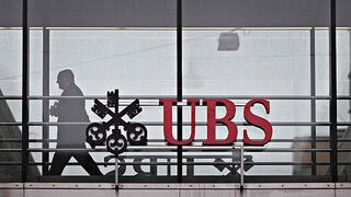 Acciones de UBS y Credit Suisse caen en bolsa tras las subidas de tipos