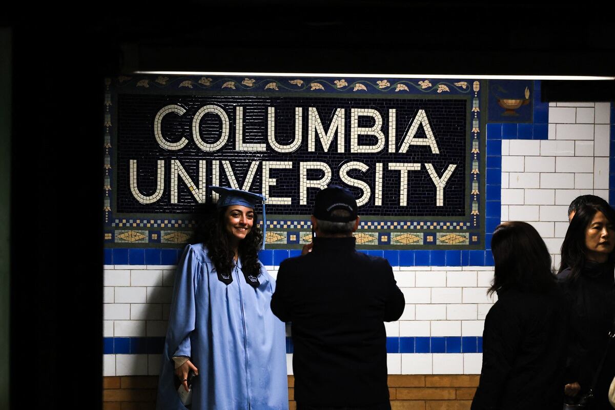 Un graduado de la Universidad de Columbia se toma una fotografía en la estación de metro durante la ceremonia de graduación en la Universidad de Columbia en Nueva York, el 21 de mayo de 2025. (Foto de CHARLY TRIBALLEAU / AFP)