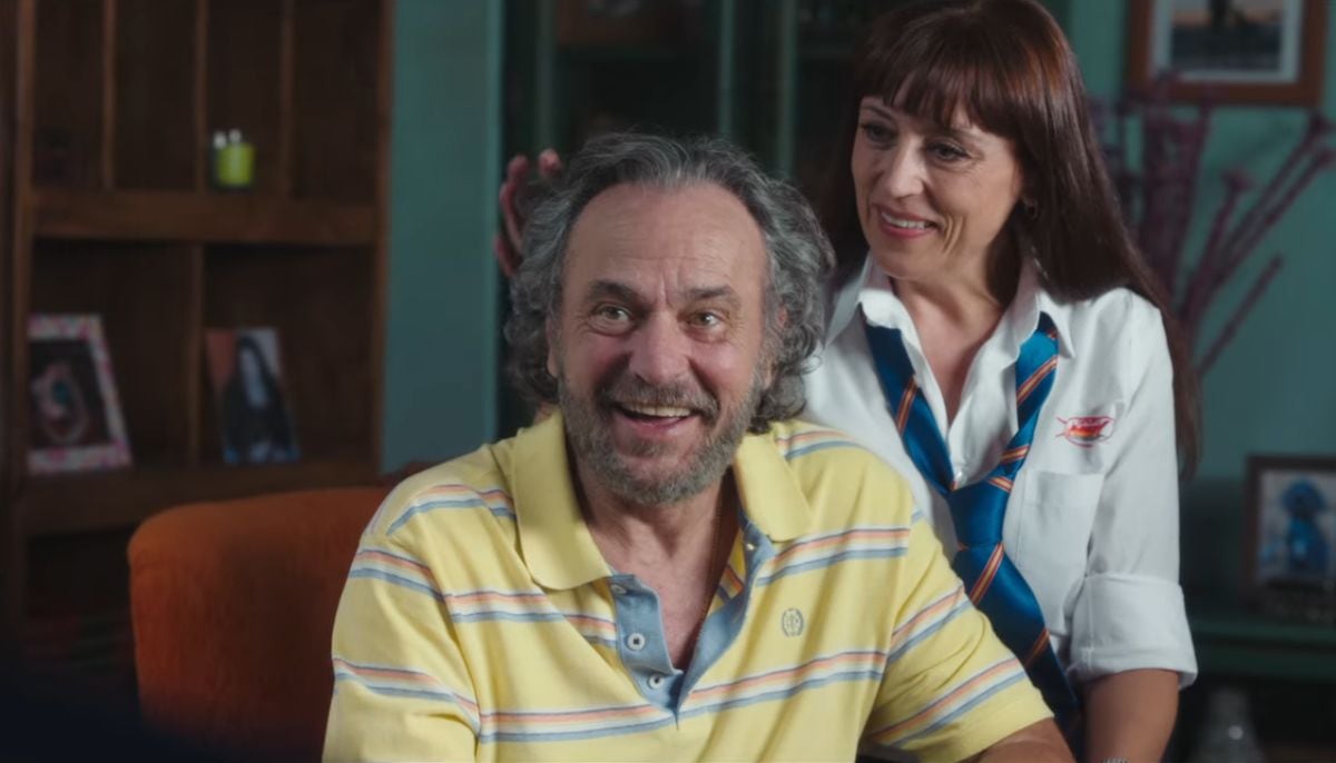 Miguel Martínez y su esposa muy emocionados de conocer los padres del futuro esposo de su hija en "La familia perfecta" (Foto: Atresmedia Cine / LAZONA / The Snake Films / Mogambo)