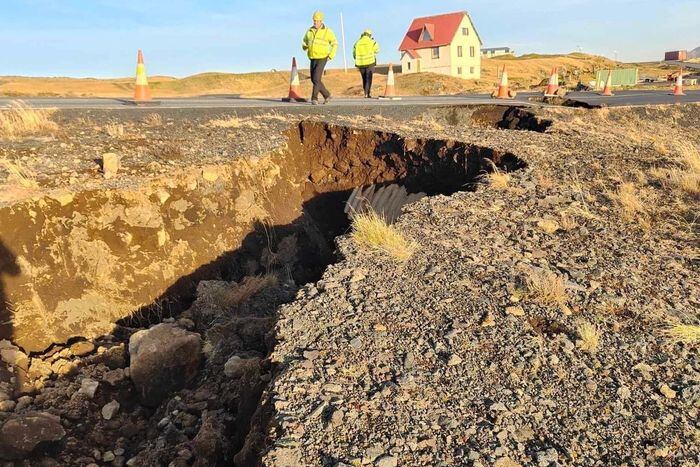 Los sismos han provocado la aparición de grandes grietas en las carreteras de la zona de Grindavik, en Islandia. (FOTO: ADMINISTRACIÓN DE CARRETERAS DE ISLANDIA/REUTERS).
