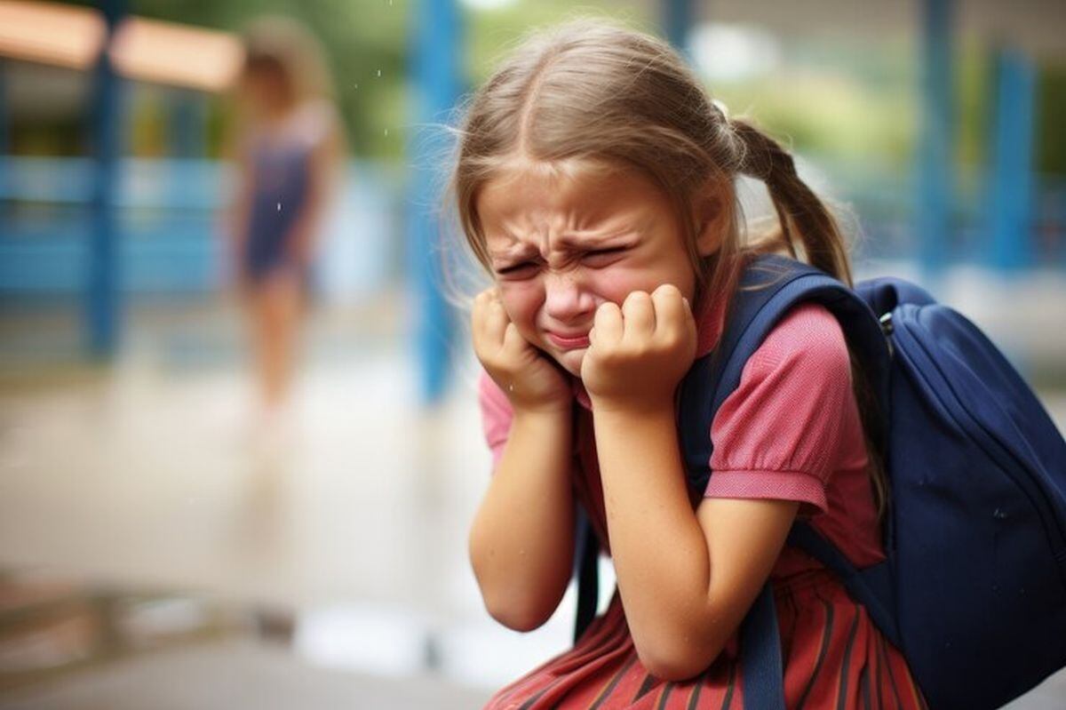 Padres de familia y docentes han señalado que los simulacros han sido tan realistas que han provocado situaciones traumáticas en los menores (Foto: Freepik / IA)