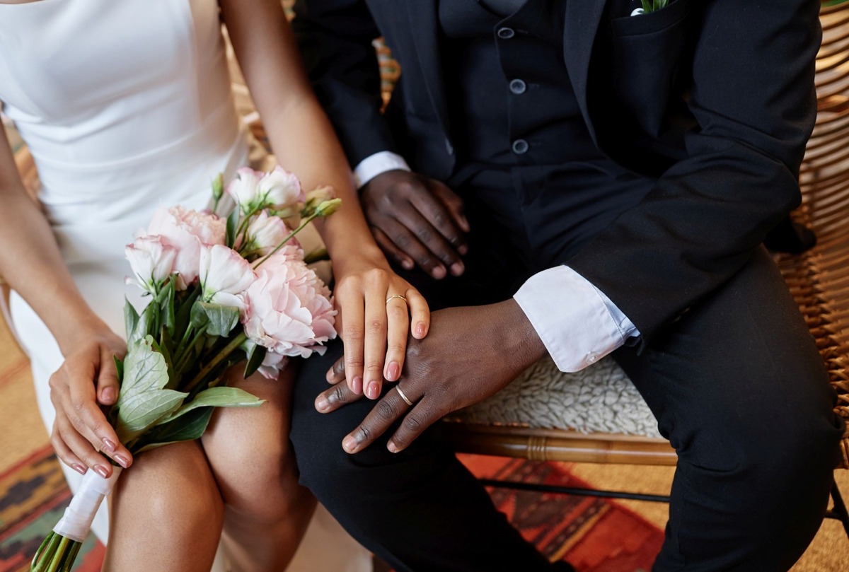 Las personas casadas con un estadounidense pueden acelerar su naturalización (Foto: Jikaboom / iStock)