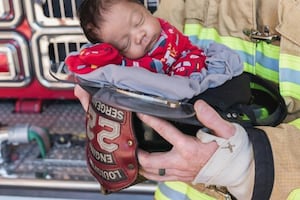 Emotiva historia de adopción: pareja de Kentucky da hogar a niño abandonado en estación de bomberos