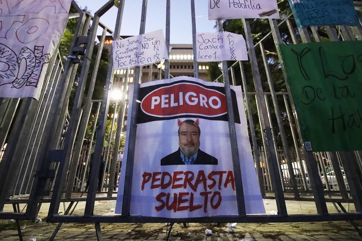 Una imagen de Eduardo Macaya frente al Congreso Nacional durante una manifestación contra el senador Javier Macaya, cuyo padre fue condenado por abuso sexual infantil en Valparaíso, Chile, el 24 de julio de 2024. (Foto de FRANCESCO DEGASPERI / AFP)