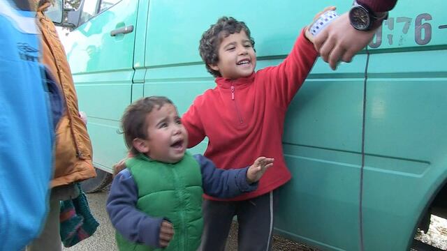 Migrantes varados en Grecia buscan seguir travesía [VIDEO]