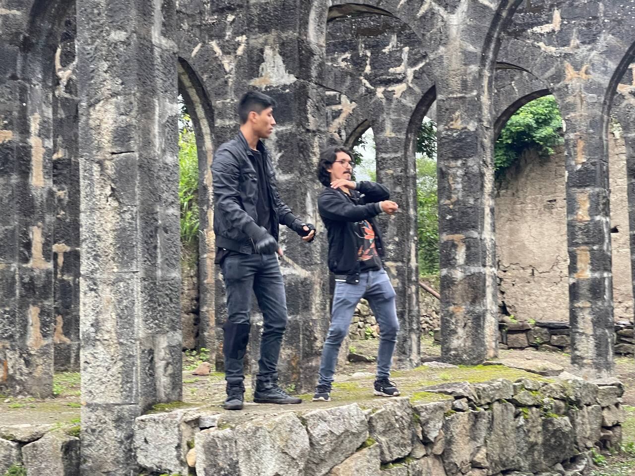 Director de "El Misterio del orbe" orienta a uno de los actores de la producción