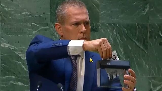 Embajador de Israel tritura la portada de la carta de la ONU durante asamblea | VIDEO