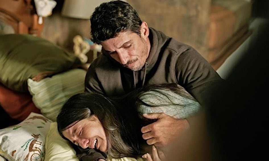 Alberto Guerra junto a Eréndira Ibarra en "Accidente" (Foto: Netflix)