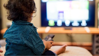 Por qué no se recomienda que menores de 2 años miren televisión