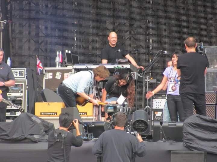 Momento exacto en el que Paul Mccartney le firma la falda a Evelyn en la prueba de sonido, previo al concierto en Lima del 2011.