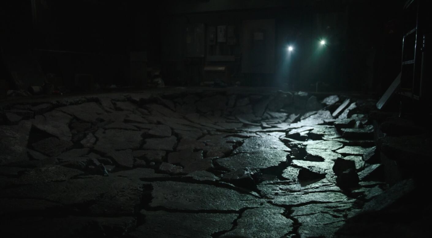 En el episodio 4 de "The Last of Us", el suelo de uno de los edificios estaba roto debido a que una clase de criatura se encontraba debajo de él (Foto: HBO)