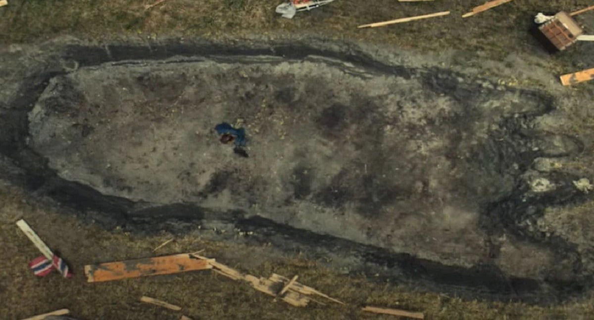 Las huellas que dejó el trol tras despertar en la película noruega (Foto: Netflix)