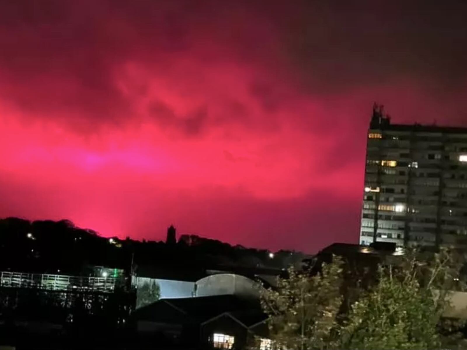 El jueves 19 de octubre en la mañana, el cielo de la ciudad de Thanet en Reino Unido, se tiñó de rosa (Foto: Kent Live / BPM Media)