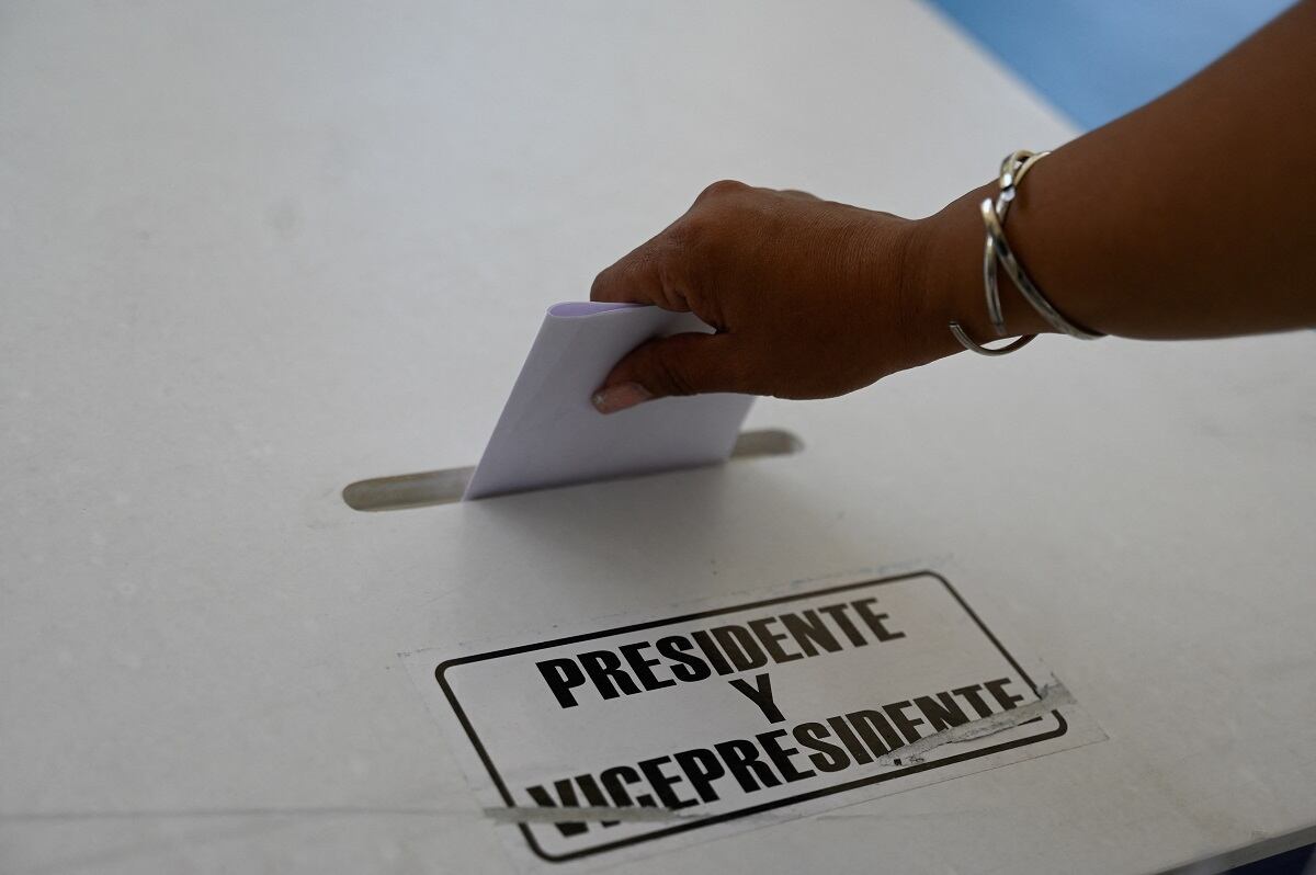 Un miembro de la Junta Electoral Departamental de Guatemala instala una mesa de votación en una escuela en el pueblo de Puerta Parada, Santa Catarina Pinula, Guatemala, el 19 de agosto de 2023 (Foto de Johan ORDONEZ / AFP)