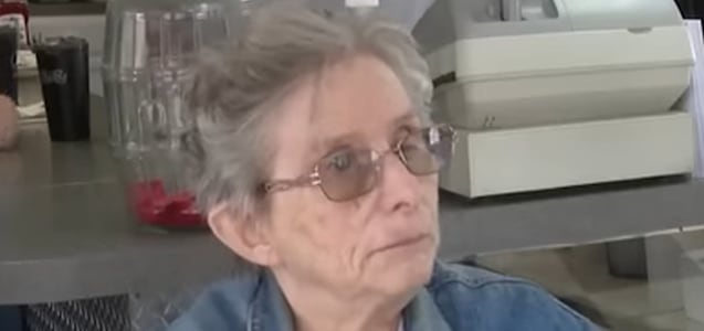 Trabaja como lavaplatos a sus 79 años y su jefa recaudó más de 16 mil dólares para ayudarla