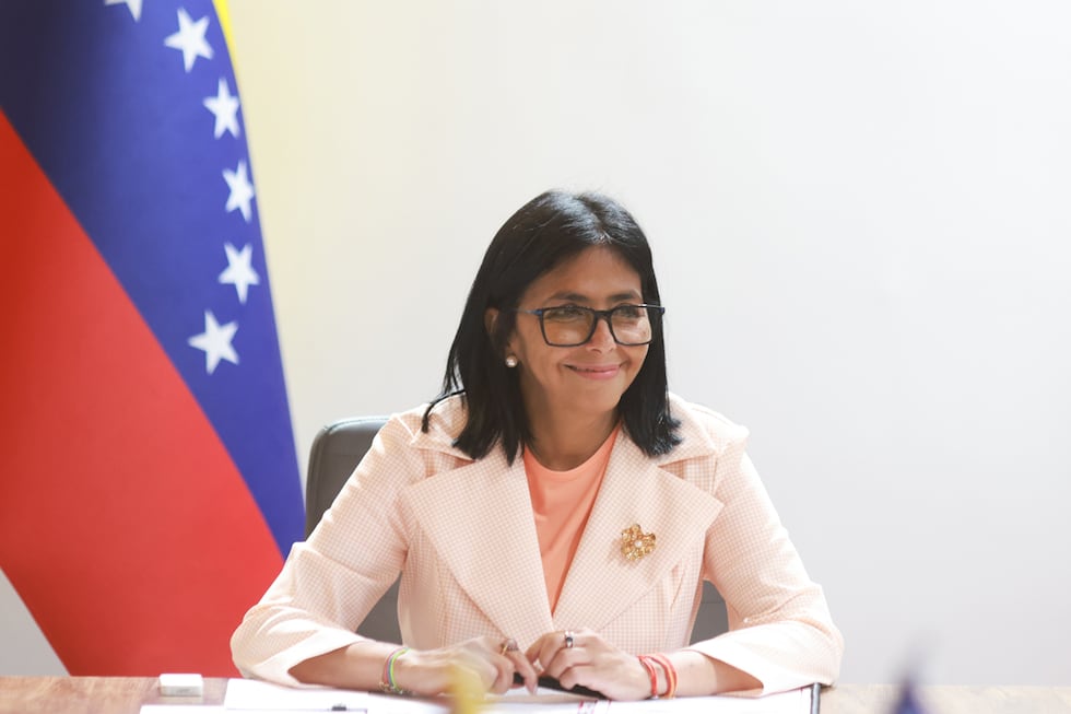 La presidenta encargada de Venezuela, Delcy Rodríguez, reaccionando durante una reunión, en Caracas, Venezuela, el 12 de junio de 2026. (Palacio de Miraflores / EFE)