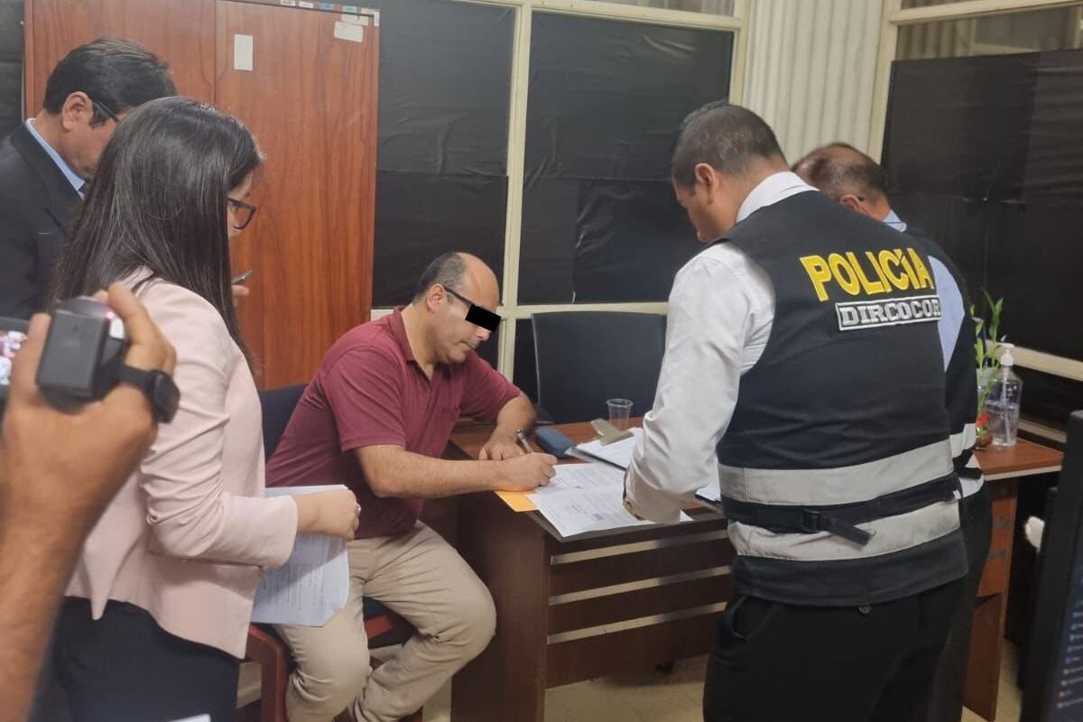 Detienen al jefe de la Depincri del Cercado de Lima, Ricardo Enrique Vargas Contreras, y a otros tres policías al ser acusados de pedir una coima. (Foto: Dircocor PNP/X)