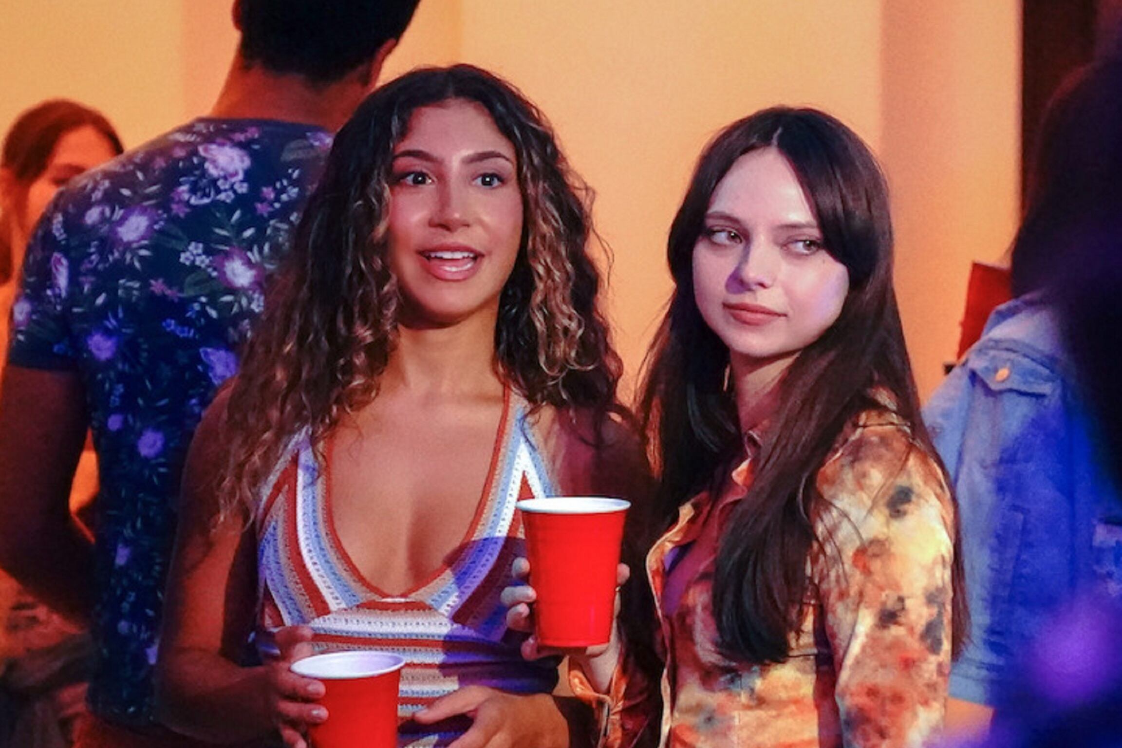 Bailey (Isabella Ferreira) besa al hermano de su amiga Alyssa (Ali Gallo) en la comedia de adolescentes "Inexpertos" (Foto: Netflix)