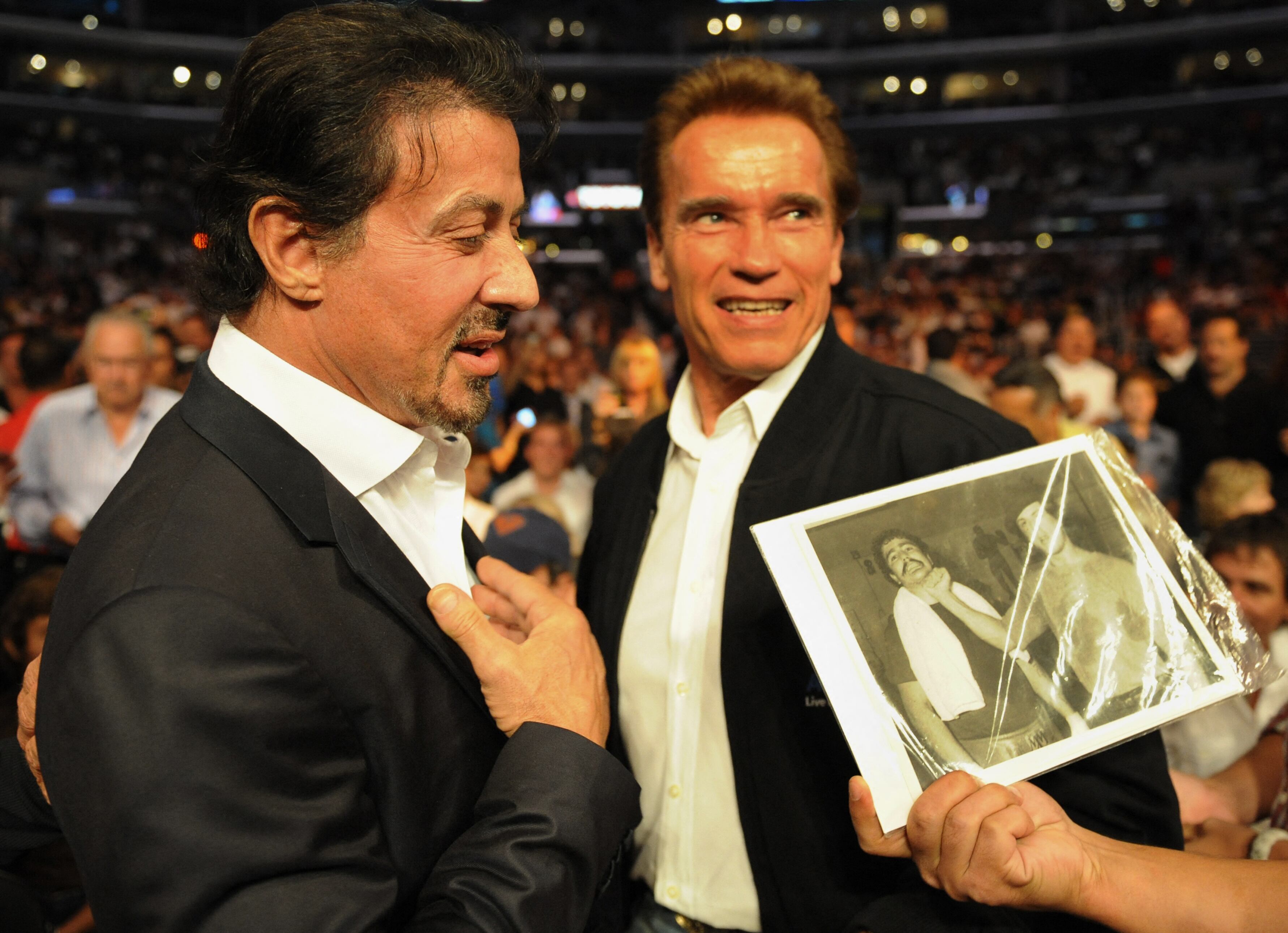 Con el tiempo, Arnold Schwarzenegger y Sylvester Stallone transformaron su enemistad en una amistad duradera que hoy recuerdan con humor. | Crédito: MARK RALSTON / AFP