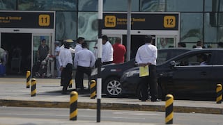 LAP afirma que no puede retirar a taxistas con antecedentes de la zona de parqueo del aeropuerto: ¿Quién se hace responsable?