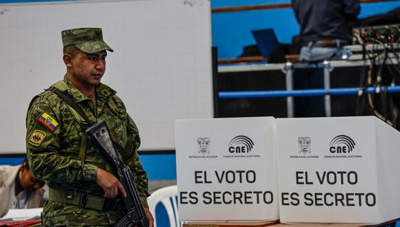 Un soldado de Ecuador hace guardia durante un simulacro para las elecciones presidenciales del próximo domingo en la Universidad Salesiana de Quito el 13 de agosto de 2023. (Foto de MARTIN BERNETTI / AFP).