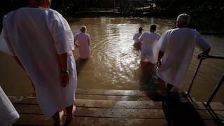 Miles de peregrinos cristianos se bautizan en el río Jordán | FOTOS